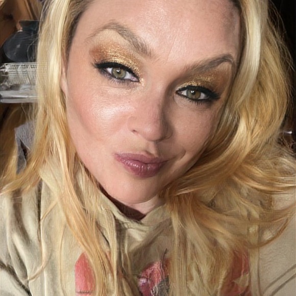 Meet your Posher, Andrea - Picture 3 of 4